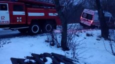 На Харківщині авто «швидкої» злетіло з дороги: допомагали ДСНСники (фото)