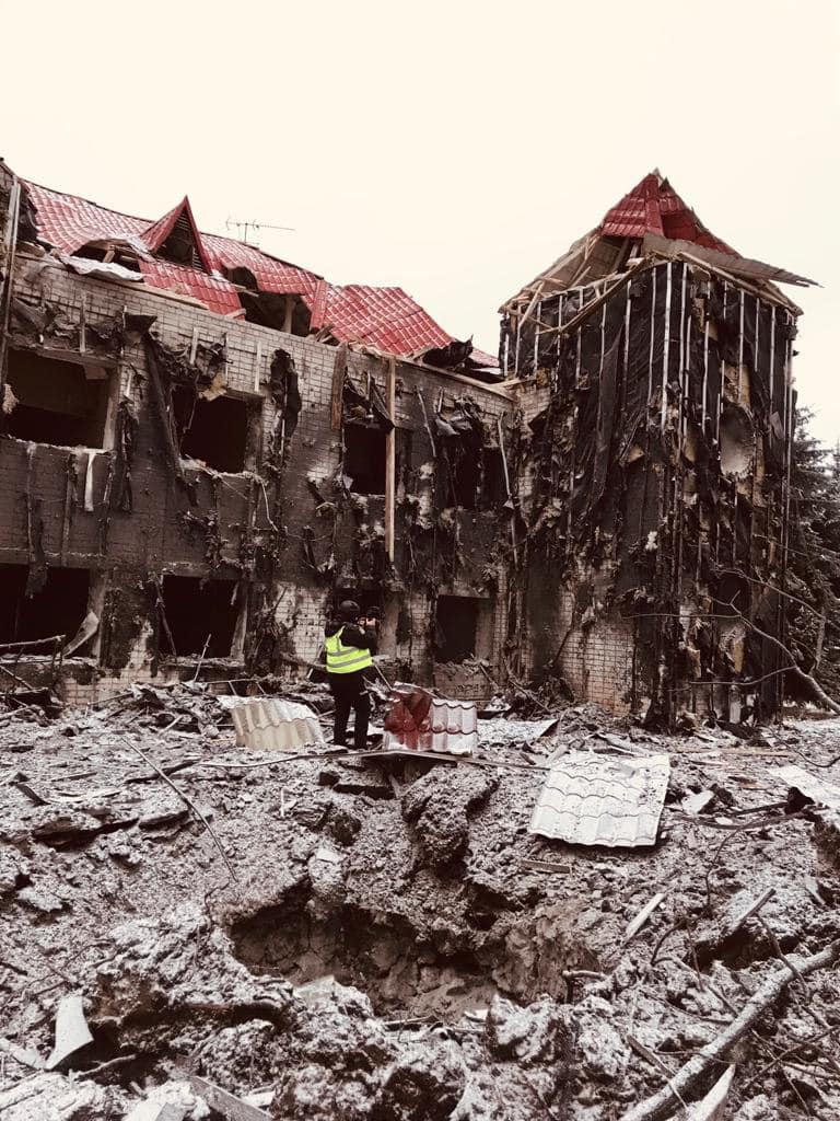 Зруйнований табір та дві вирви: наслідки «прильотів» по Харкову (фото)