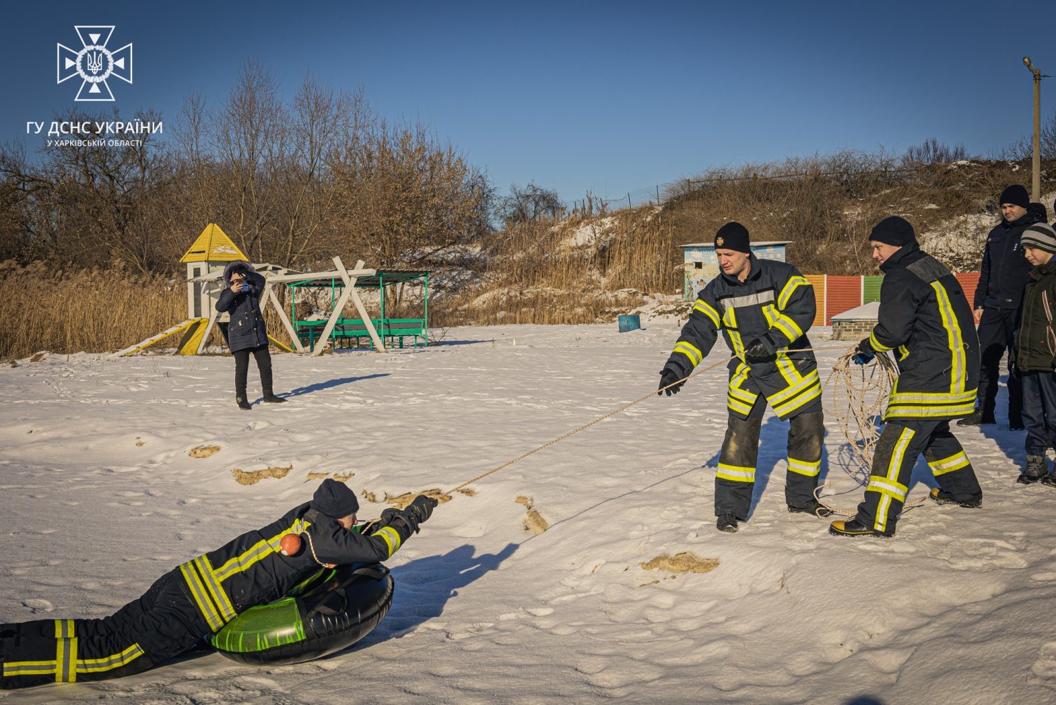 Водолазы на Харьковщине спасали провалившихся под лед и самих себя (видео)