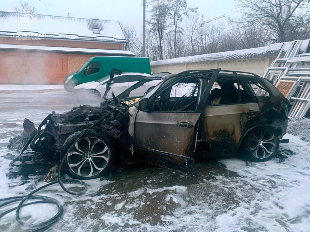 На стоянці у Харкові через коротке замикання загорілося авто (фото)