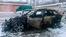 На стоянці у Харкові через коротке замикання загорілося авто (фото)
