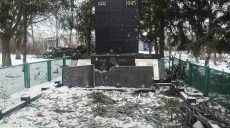 РФ влучила у пам’ятник воїнам Другої світової війни на Харківщині (фото)