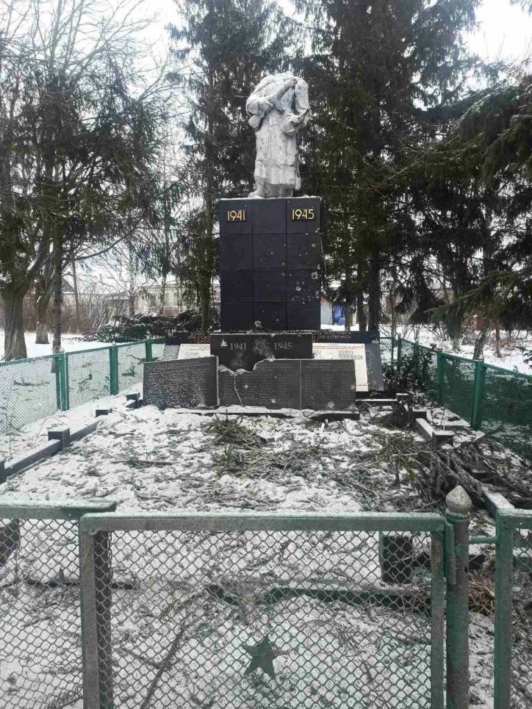 РФ влучила у пам’ятник воїнам Другої світової війни на Харківщині (фото)