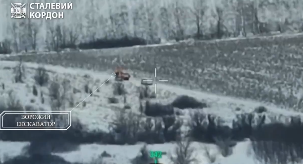 Вражеский экскаватор уничтожил дрон на оккупированной Харьковщине (видео)