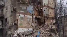 В Харькове ГСЧСники завалили стену дома, разрушенного ракетой РФ (видео)