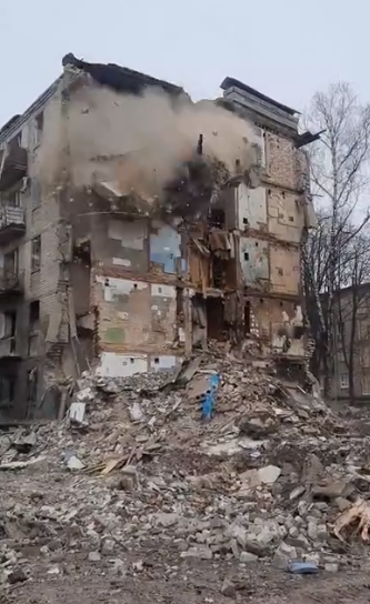 У Харкові ДСНСники завалили стіну будинку, зруйнованого ракетою РФ (відео)
