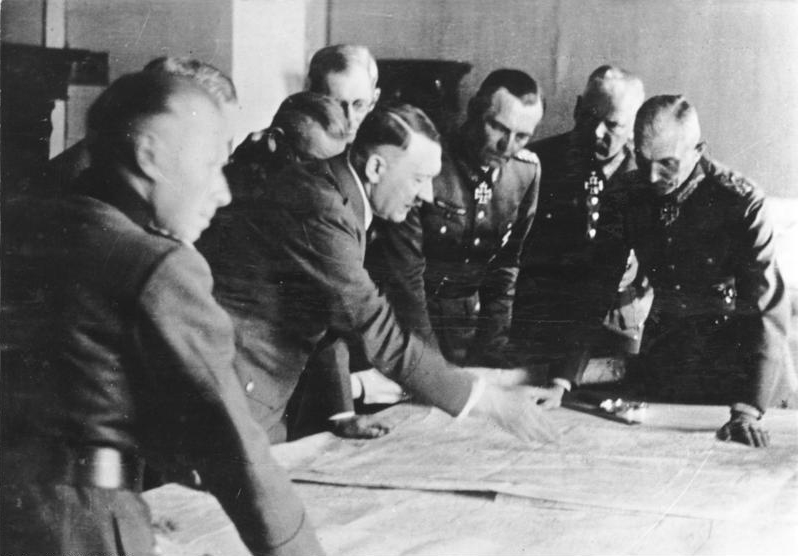 Гитлер с генералами в 1942 году