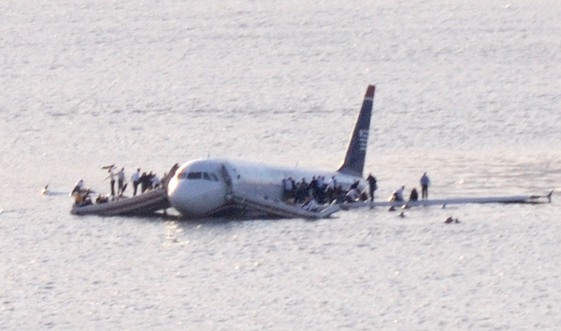 Самолет посадили в реку Гудзон в Нью-Йорке