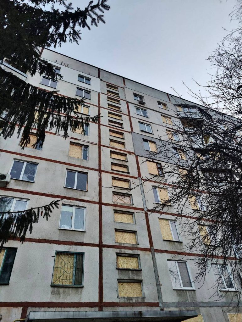 Ракетные удары РФ: почти за 2 недели в домах Харькова выбило более 3 тыс. окон