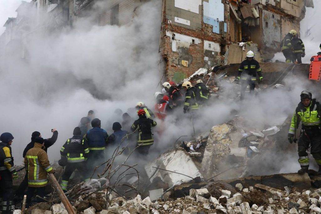 Уже 10 погибших в Харькове из-за удара РФ: под завалами нашли тела супругов
