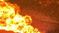 Ракетным ударом под Харьковом ранены дети, горит газопровод (видео)