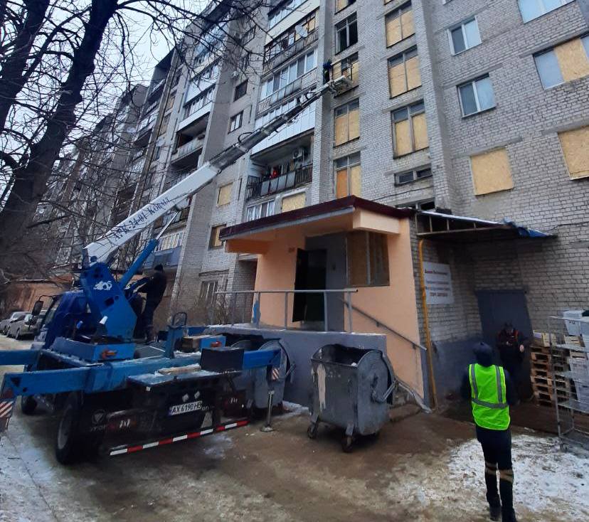 Понад 4,2 тисячі вибитих вікон закрили у Харкові комунальники