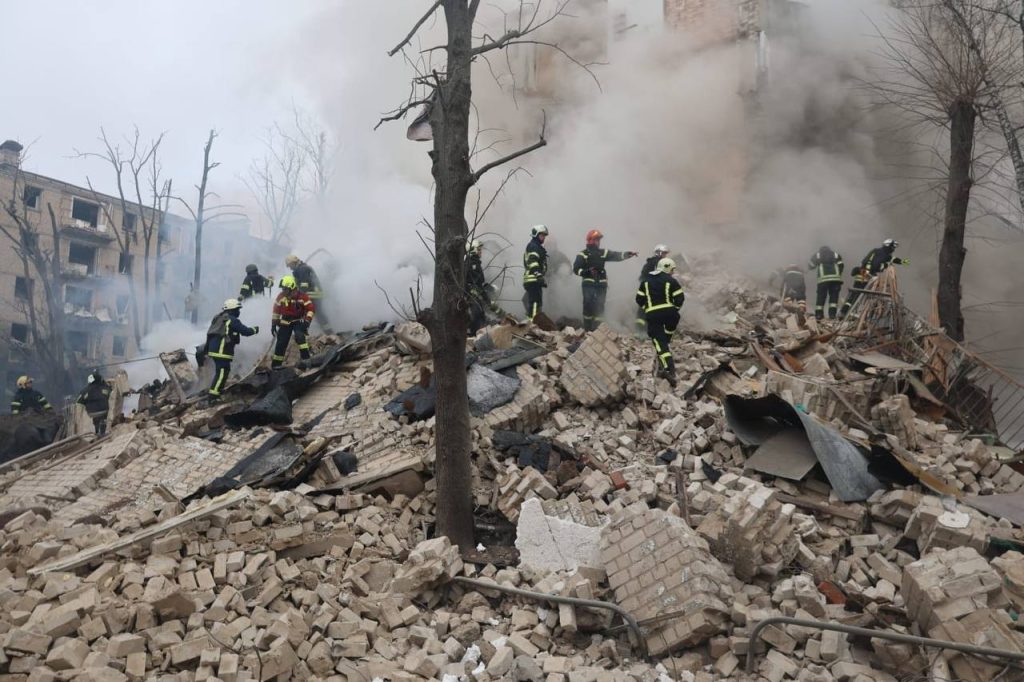 Ракетный удар по Харькову. Шестую погибшую достали из-под завалов спасатели