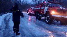 Ледяные дороги на Харьковщине: скорые застревают, легковушки слетают в кюветы
