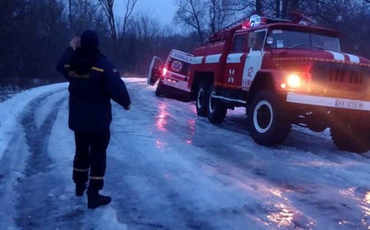 Ледяные дороги на Харьковщине: скорые застревают, легковушки слетают в кюветы