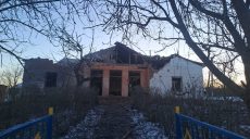 Загинула жінка, двоє дітей поранені через удар КАБ по селу на Харківщині