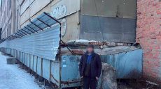 В Харькове копы поймали с поличным мужчину, который швырял металл через забор