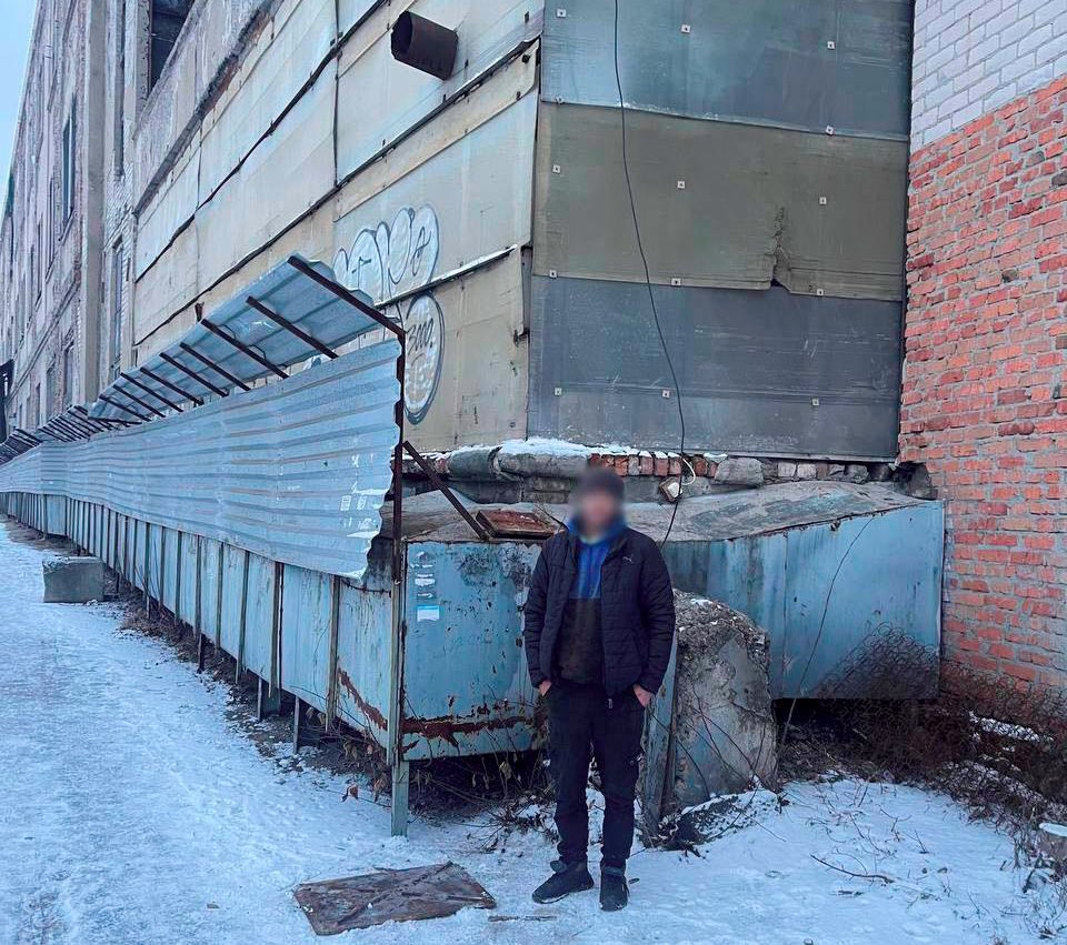 У Харкові копи впіймали на гарячому чоловіка, жбурляв метал через паркан