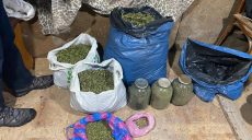 Держал коноплю в банках. 5 кг наркотиков нашли у жителя Чугуева (фото)