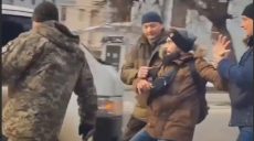 Запхали хлопця в бус: Синєгубов прокоментував відео з нібито військкомами