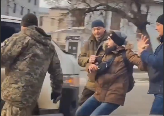 Силой затолкали парня в бус: Синегубов высказался о видео с якобы военкомами