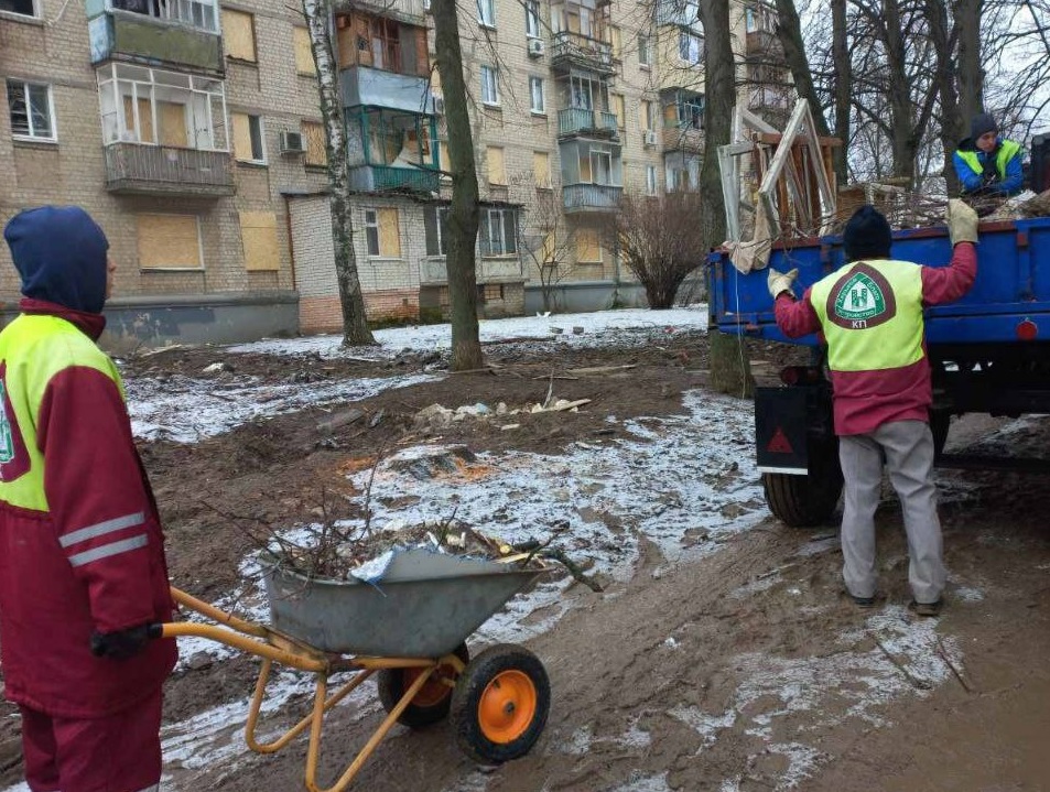 У Харкові досі усувають наслідки ракетних ударів 23.01 (фото)