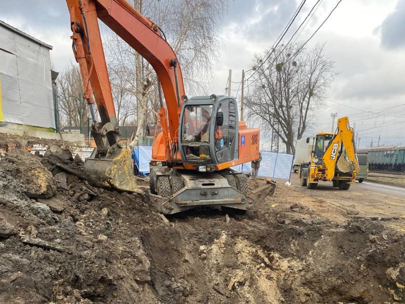 Ракетним ударом був пошкоджений водовід у Харкові: аварію усувають (фото)