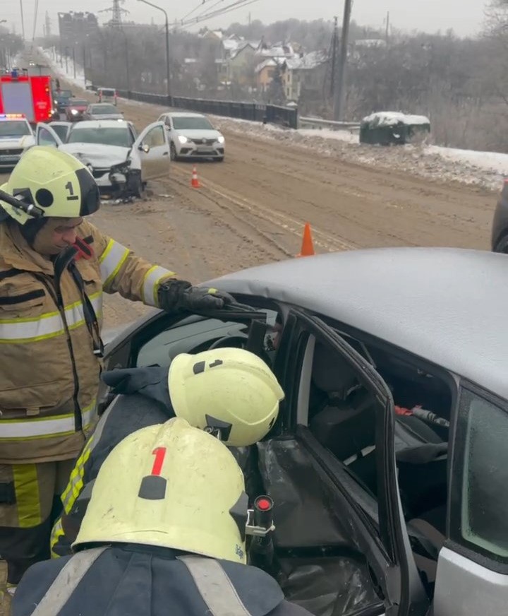 Троє людей постраждали в потрійній ДТП на Дерев’янка в Харкові – ДСНС (фото)