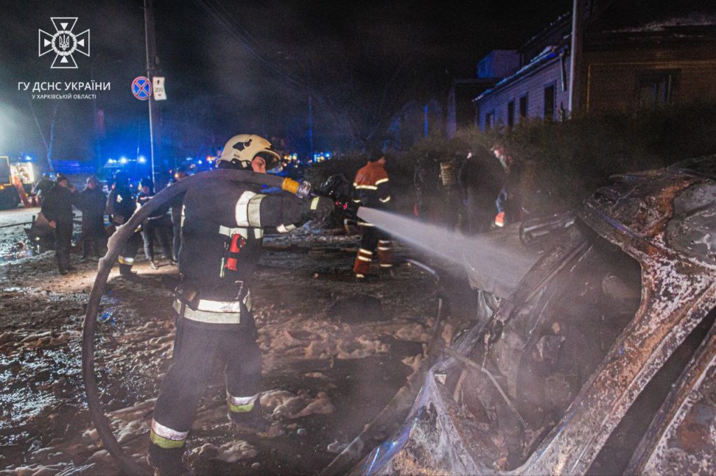 Удар по Харкову – як рятувальники евакуйовували людей і гасили пожежу (фото)