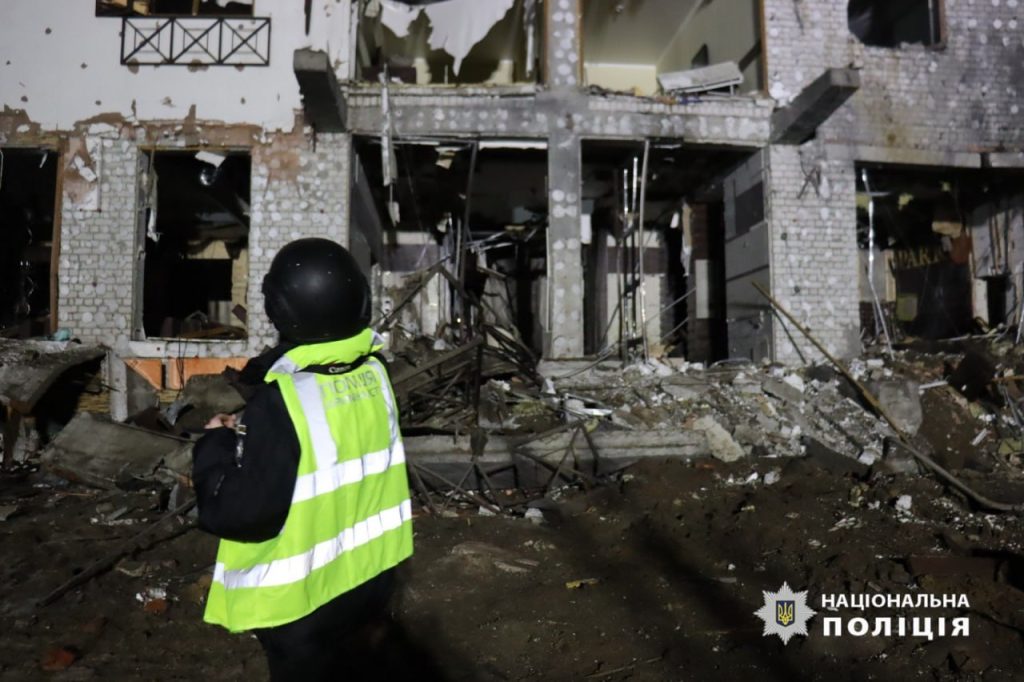 Удар по готелю в Харкові: кількість постраждалих зросла, вирва у 4 метри