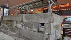В Белгороде начали укреплять остановки бетонными блоками и песком (фото)