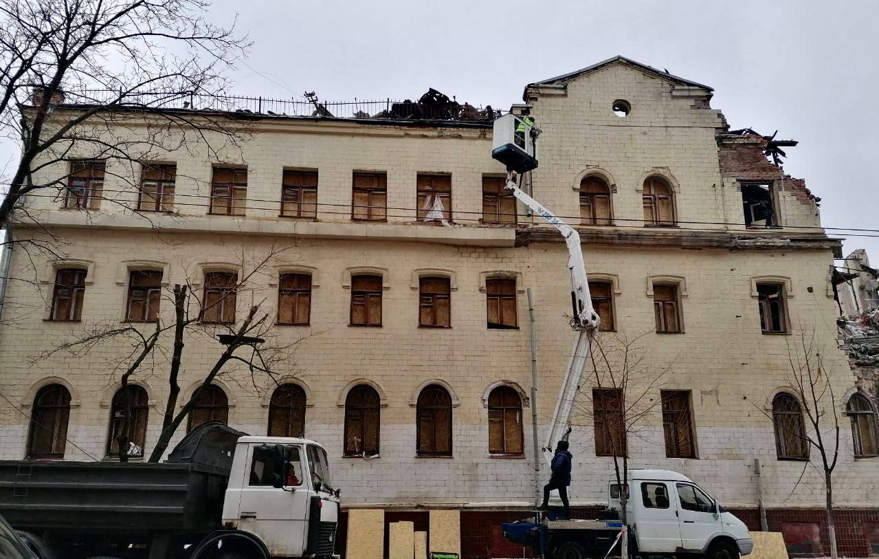 Ракетный удар по Харькову 16 января: все окна в жилых домах закрыли (фото)