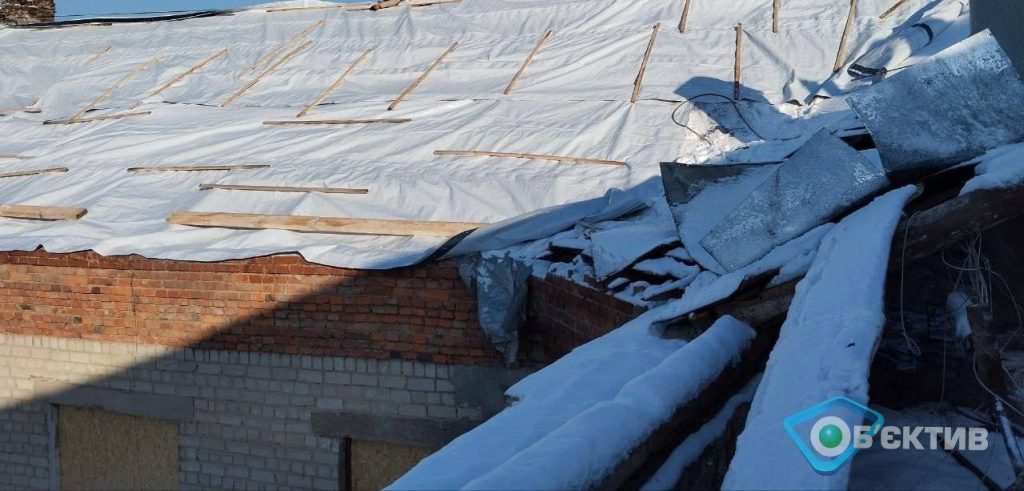 Дім на Бакуліна в Харкові, що лишився без даху, почали накривати тентом (фото)