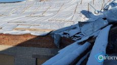 Оставшийся без крыши дом на Бакулина в Харькове начали накрывать тентом (фото)