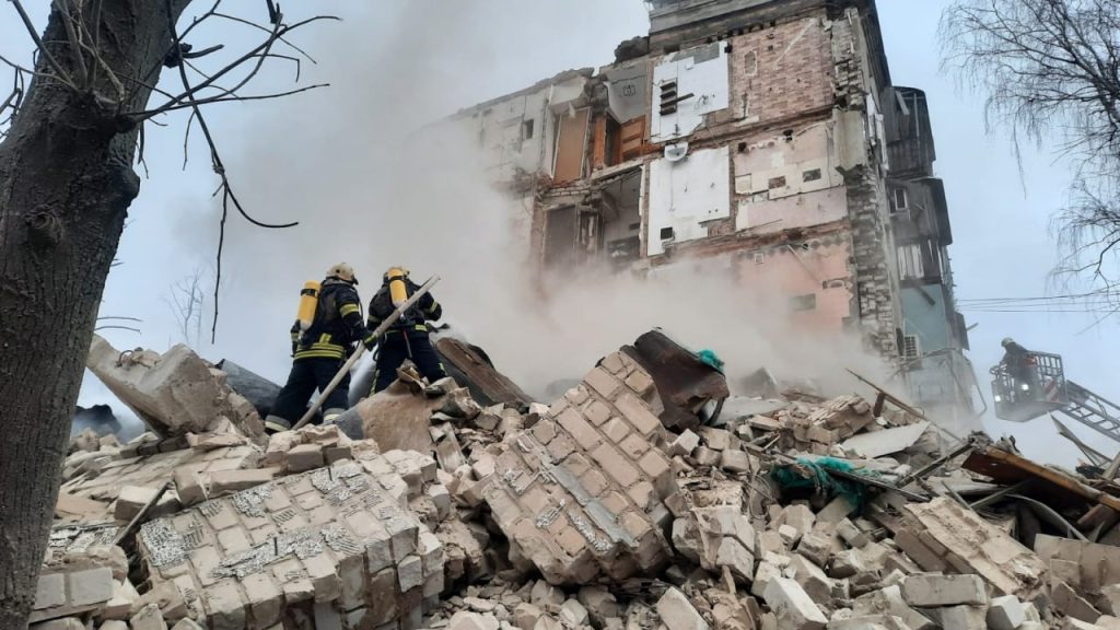 Люди остаются под завалами в Харькове — ГСЧС