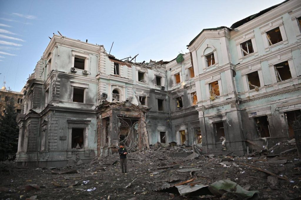 Ракета РФ зруйнувала знакову будівлю в центрі Харкова (фото з місця)