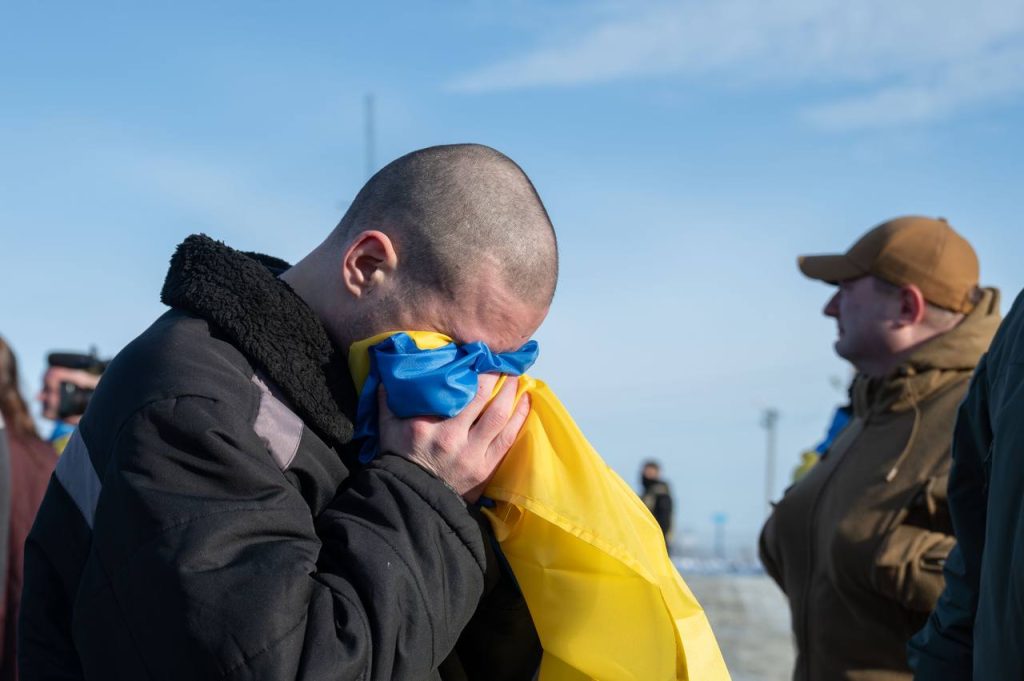 По 100 тыс. грн получили освобожденные из плена и семьи пленных в Украине