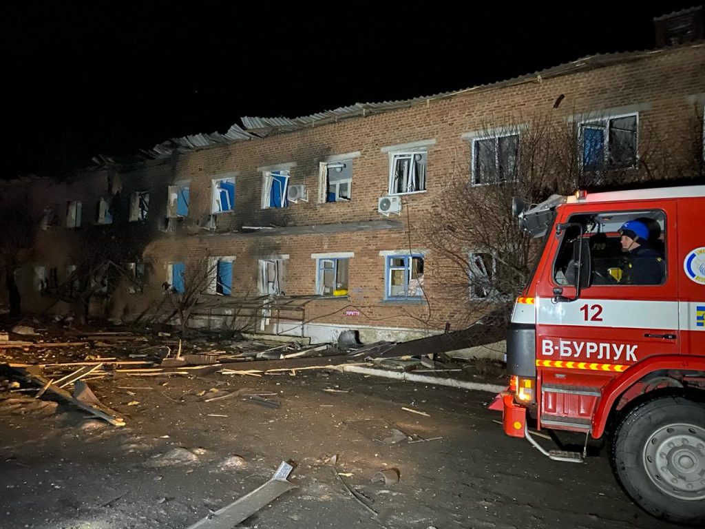 Дві КАБ скинули на лікарню в селищі на Харківщині: четверо постраждалих