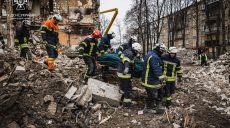 Пошукові роботи на місці зруйнованого ракетою РФ будинку у Харкові закінчили