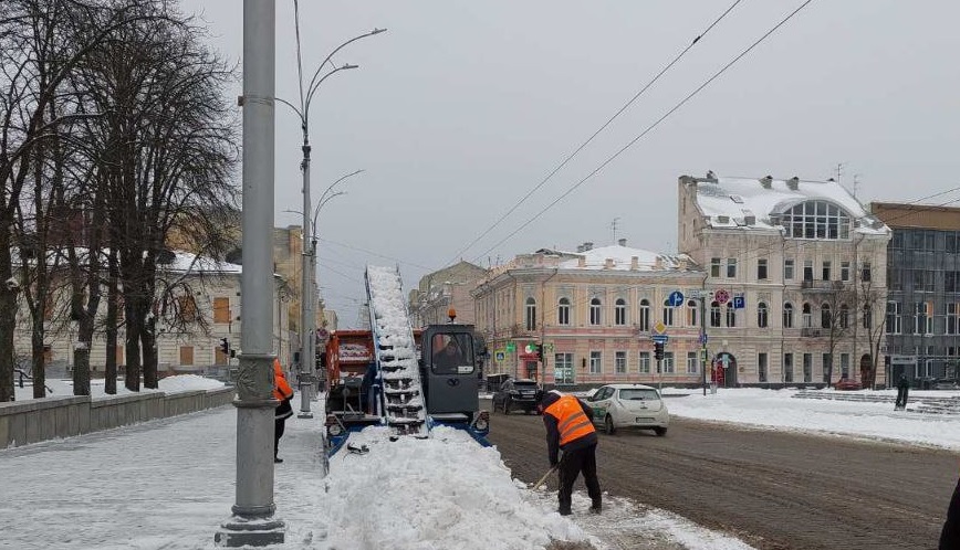 Сніг у Харкові: на вулицях працюють майже 2000 двірників і 200 одиниць техніки