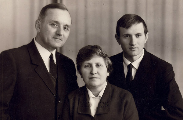 Василий Кук с семьей - женой и сыном