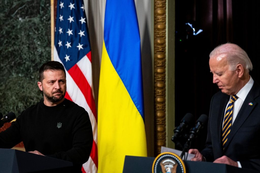 США передадут Зеленскому в Давосе призыв перейти Украине к обороне – Bloomberg