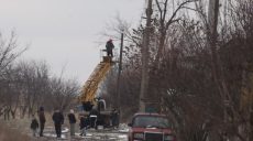 В Казачью Лопань вернули свет после вражеских обстрелов