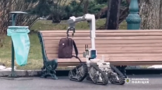 Подозрительный рюкзак на скамейке в центре Харькова: привлекали робота (видео)
