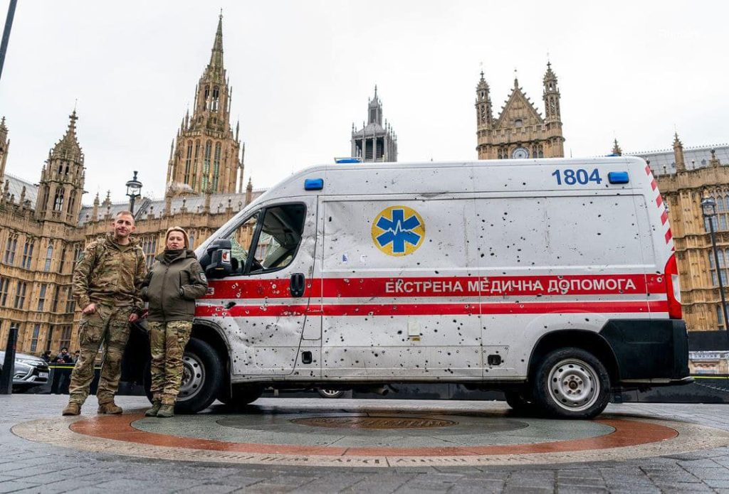 Розстріляну «швидку» з Харкова поставили у центрі Лондона (фото)