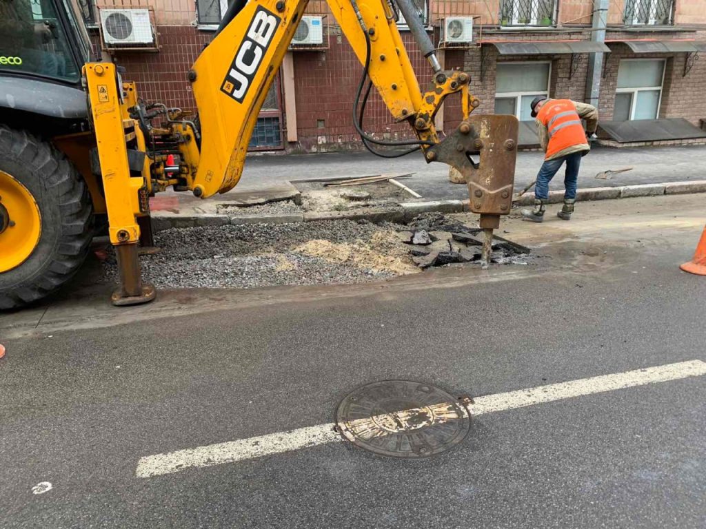 На дорогах Харькова «латают» ямы: когда проведут полноценный ремонт