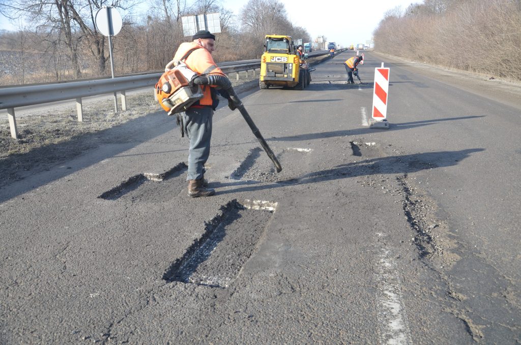 «Это единственный выход» — дорожники о ямочных ремонтах на Харьковщине