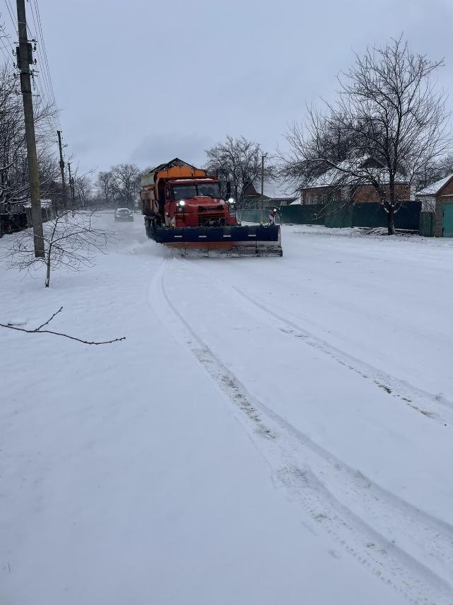 Сніг на Харківщині: ситуація на трасах, дорожники допомагали водіям