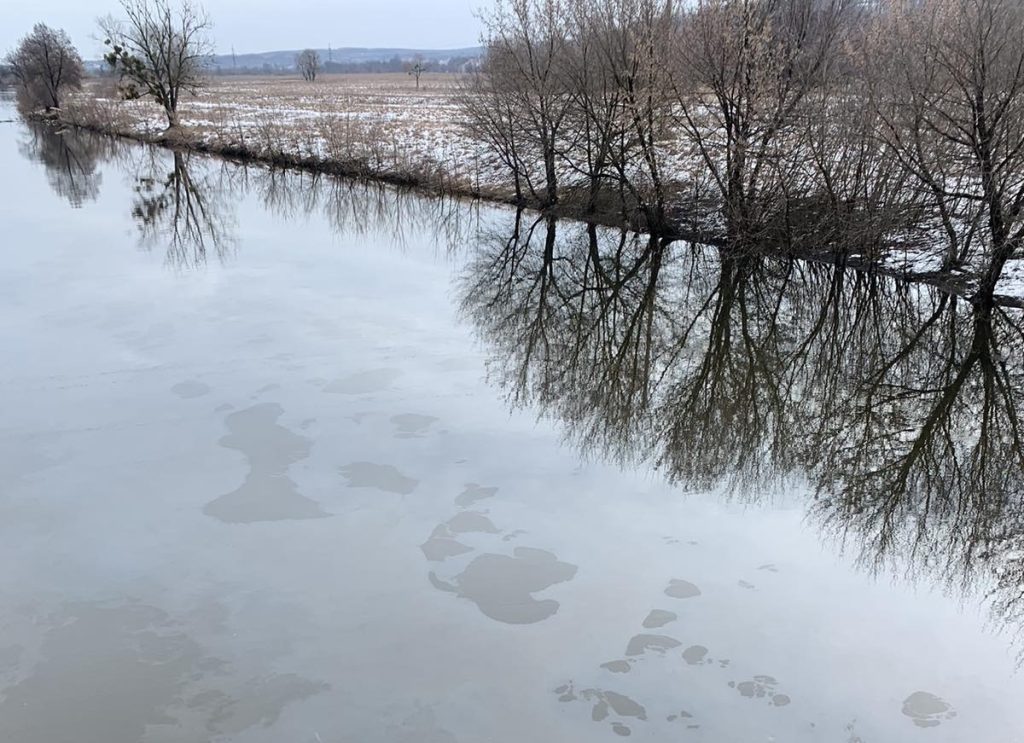 Паливо, що потрапило в річки в Харкові, блокуватимуть перед Сіверським Дінцем