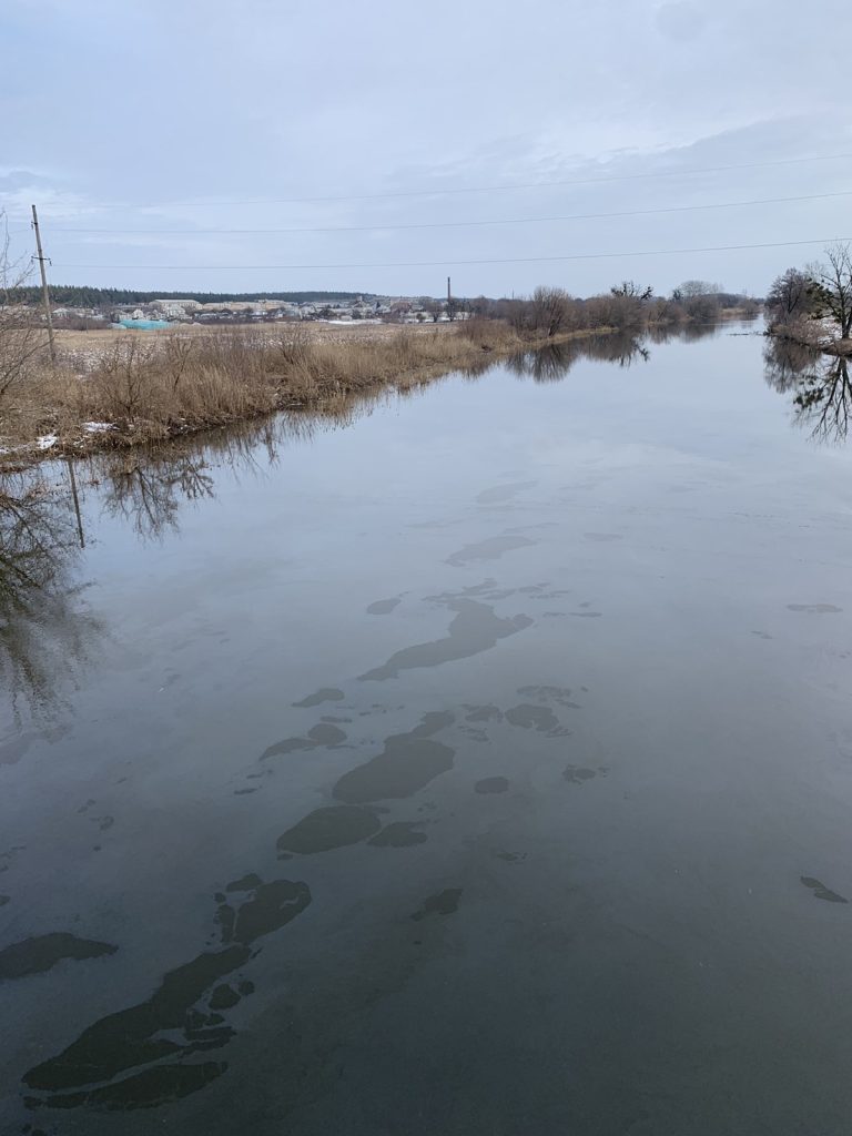Витік палива у річки Харківщини: екоінспектори відібрали проби і показали фото